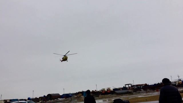 Приземление вертолета Ми-8 на близком расстоянии / Mi-8 helicopter landing at close range смотреть онлайн