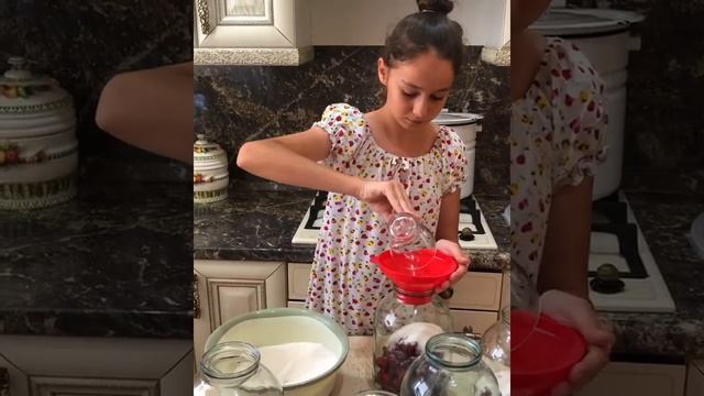 Компот из малины и кизила смотреть онлайн