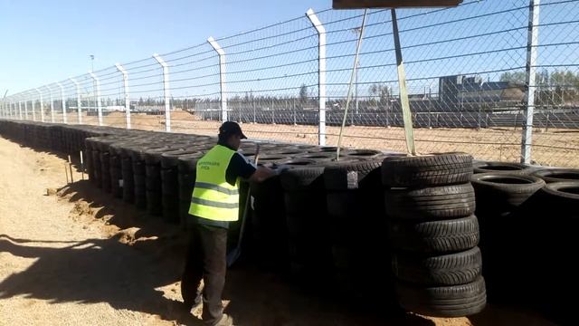 Отбойники из автомобильных шин вдоль трека смотреть онлайн