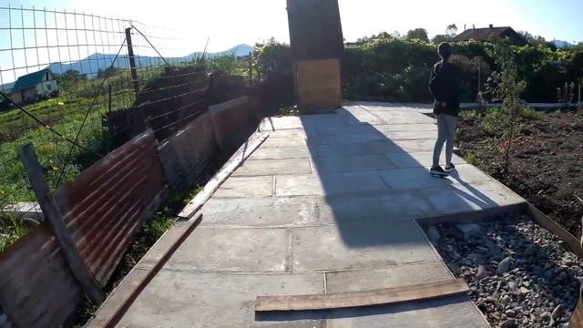 Бетонирование двора частного дома и дорожек в саду смотреть онлайн