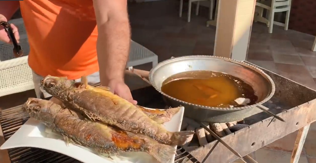 Простой рецепт жареной рыбы на костре! Азербайджанский рецепт смотреть онлайн