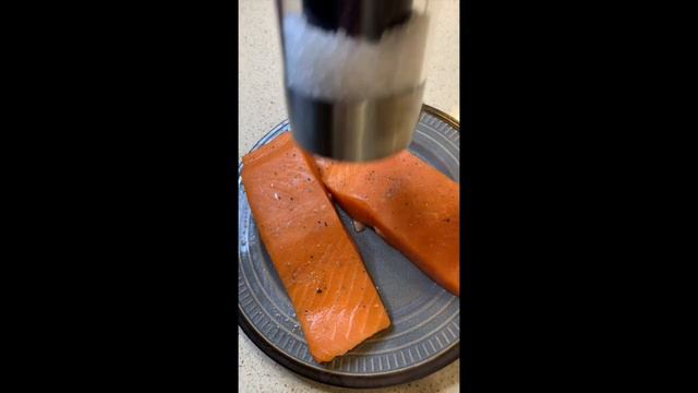 Pretzel Crusted Salmon with Honey Mustard Glaze смотреть онлайн