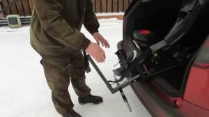 Погрузка мотора Сузуки20 4т в машину с помощью ручки транца