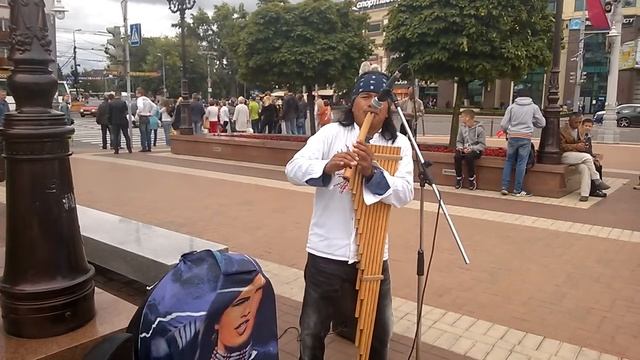 Уличный музыкант в центре Калининграда смотреть онлайн