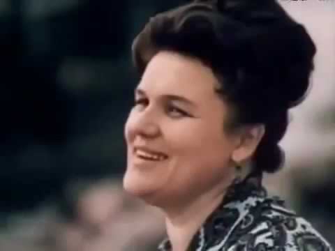 Издалека - долго (Течет река Волга) -- Людмила Зыкина смотреть онлайн