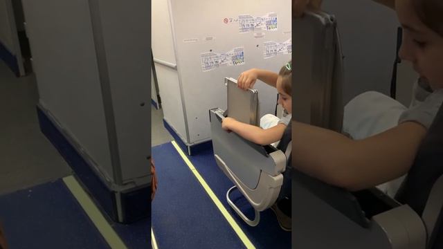 Складной столик в Боинге ✈️ смотреть онлайн