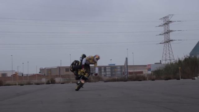 Aras Freestyle Stunt Rider - stoppie 360 смотреть онлайн