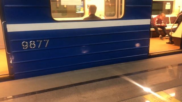 Электропоезд «81-717/714» на станции метро «Стрелка» в городе Нижний Новгород // 3 мая 2022 года смотреть онлайн