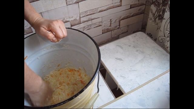 ЗАСОЛКА КАПУСТЫ В ВЕДРЕ. КВАШЕНАЯ КАПУСТА, РЕЦЕПТ ПРОВЕРЕННЫЙ ГОДАМИ! КАПУСТА КВАШЕНАЯ. смотреть онлайн