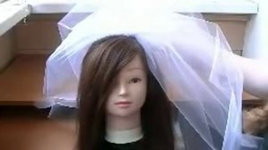 Как прикрепить фату на распущенные волосы