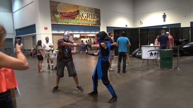 Sub Zero Cosplay At Comic Con смотреть онлайн