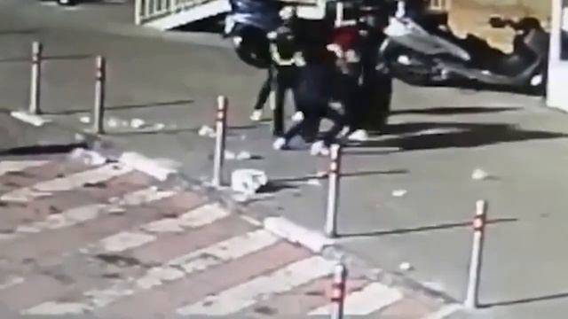 нa 4-летнюю девoчку скинули бутылку с 23 этaжa смотреть онлайн