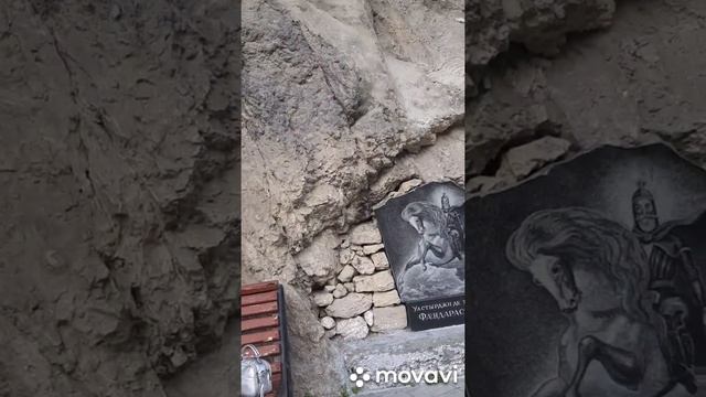 Статуя Георгий Победоносец выскакивает из скалы. смотреть онлайн