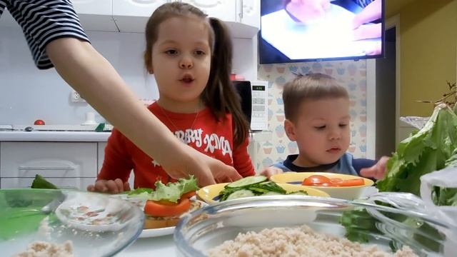 VLOG: Готовимся к новогодней пижамной вечеринке / Лиза готовит смотреть онлайн