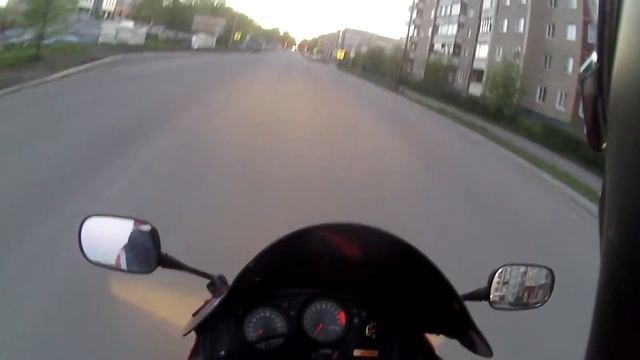 Первые попытки вилли Honda CBR f4 смотреть онлайн