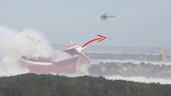 ЗА СЕКУНДУ ДО... Корабль развалился пополам | ОГРОМНЫЕ ВОЛНЫ | ships in storm | Огромное судно