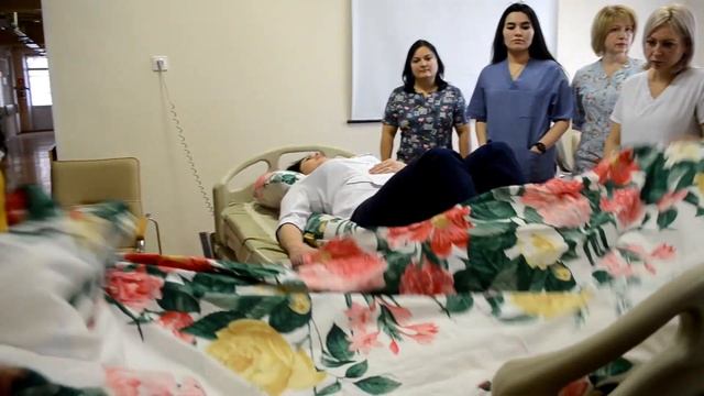 Способ позиционирования лежачего больного в постели - "гнездышко". смотреть онлайн