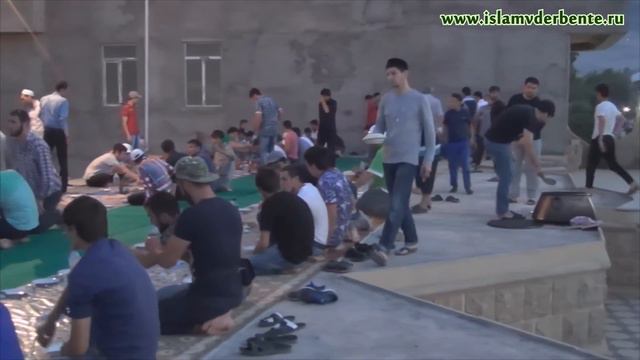 Братская встреча Чеченцев и Дагестанцев на ифтаре 2015 в Дербенте.ISLAM v DERBENTE смотреть онлайн