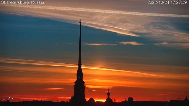 Петропавловский собор и небо в виде флага России сняла супервидовая веб-камера Санкт-Петербурга смотреть онлайн