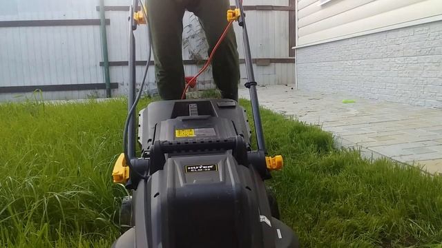 Мой газон всегда зеленый благодаря этой подкормке осенью!!! Уход за газоном в сентябре!!! смотреть онлайн