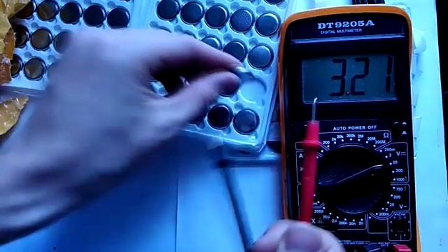 Распаковка и проверка батареек CR2032 смотреть онлайн