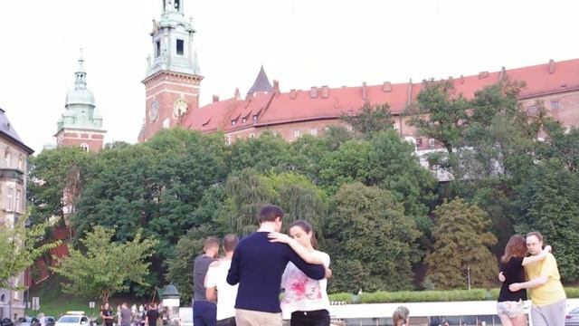 Bailando Kizomba en Polonia, under the Wawel hill in Kraków, Poland смотреть онлайн