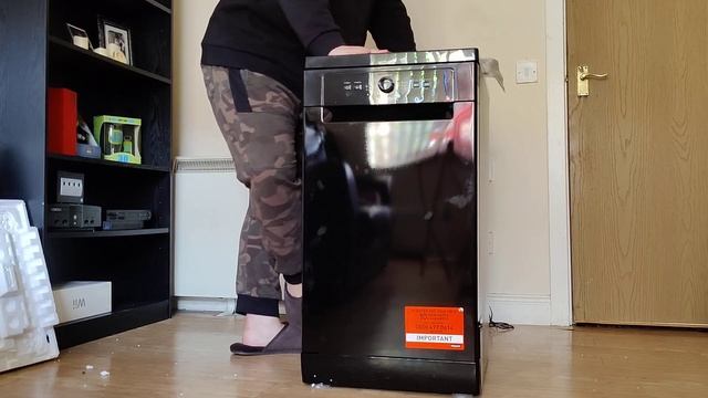 Unpacking the new dishwasher - Hotpoint HSFE1B19B смотреть онлайн