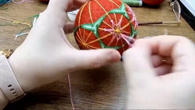 Продолжаем Вышивать Темари С Поясом Из Хризантем смотреть онлайн