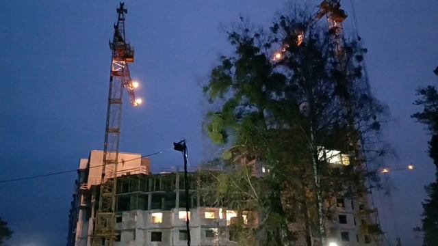 Застройка м-на Фолюш продолжается! Утро. 8:10. Работа башенных кранов на строит-ве монолитного дома смотреть онлайн
