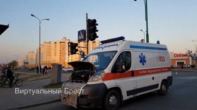 Автомобиль скорой помощи столкнулся с легковушкой в Бресте смотреть онлайн