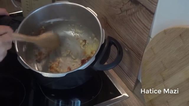 Tavuklu Ezogelin Çorbası Tarifi | Hatice Mazı ile Yemek Tarifleri смотреть онлайн