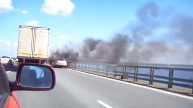 02.07.2013 Chrysler Pacifica сгорел на дамбе недалеко от Кронштадта . смотреть онлайн