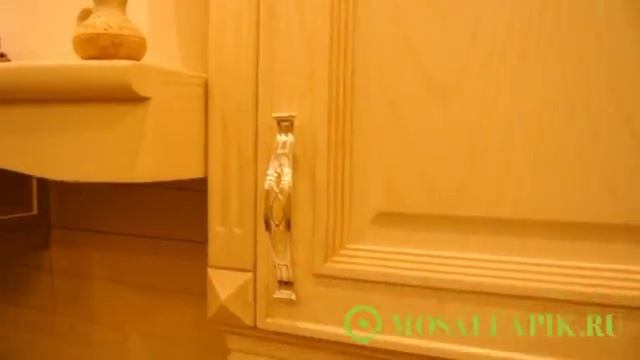 Светлая бежевая кухня "Коза-ностра" в классическом стиле. Фасад дуб. смотреть онлайн