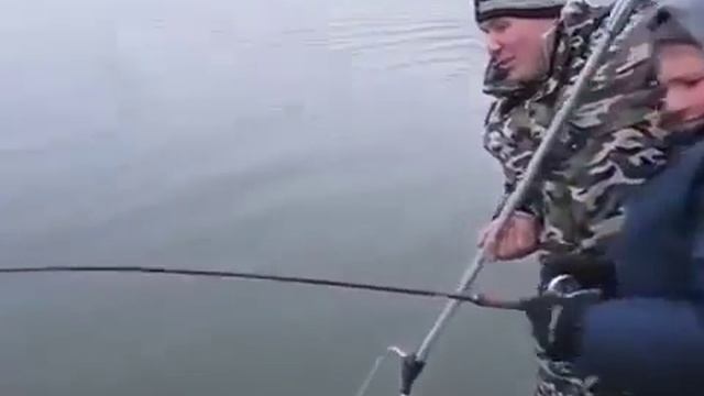 Мальчик поймал щуку и заплакал. Отец в шоке. Эмоции на рыбалке! смотреть онлайн