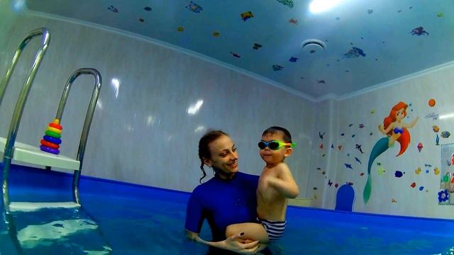 Ваня 2 года 5 мес (тренер Анастасия) Детский бассейн Тигрята смотреть онлайн