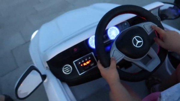 Детский ЭЛЕКТРОМОБИЛЬ! ???Катаемся с сестренкой на детских машинках в ПАРКЕ!!! ?