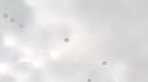 Десантник спасает своего товарища на выброске. Один парашют на двоих!