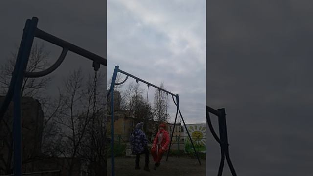 Соревнования на качелях . Вероника смешно упала. смотреть онлайн