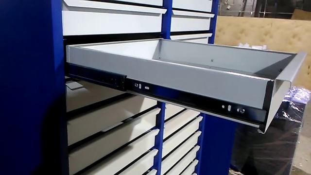 Шкаф инструментальный с двадцатью ящиками смотреть онлайн