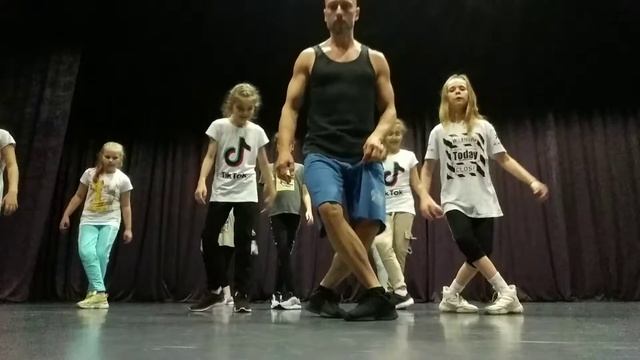ПРОСТЫЕ ДВИЖЕНИЯ ТАНЦА ШАФЛ ИЗ ТИК ТОК ТАНЦЫ 2020 SHUFFLE DANCE TUTORIAL TOP TIKTOK DANCE смотреть онлайн