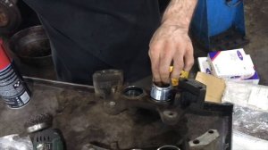 Ремонт передних тормозных суппортов Митсубиси Паджеро.