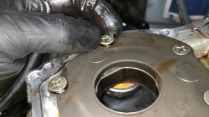 Двигатель Subaru 2.0 ej20 Проблема течи масла с сальника коленвала со сторони ГРМ. Откручение болти