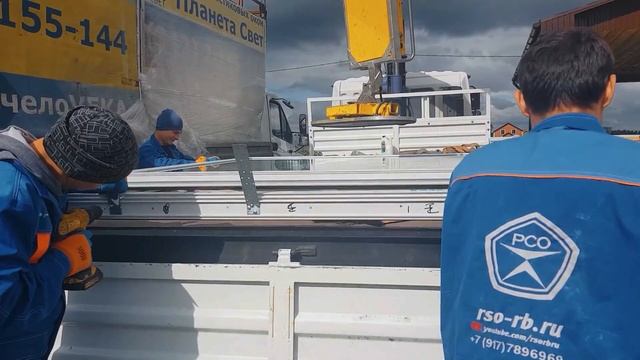 Установка БОЛЬШИХ панорамных конструкций при помощи вакуумной присоски и строп смотреть онлайн