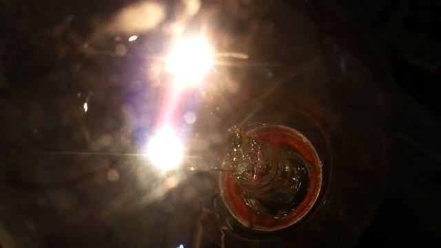 Самодельная Плазменная лампа из лампочки / Электрическая дуга внутри сгоревшей лампочки смотреть онлайн