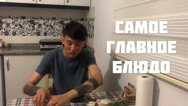 Кореец пробует Украинский борщ