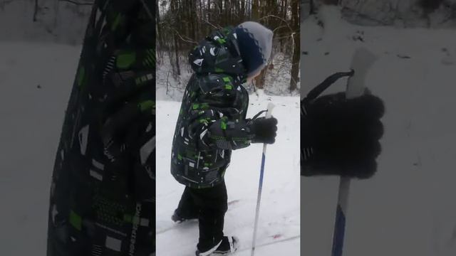 Катаюсь на лыжах на даче смотреть онлайн