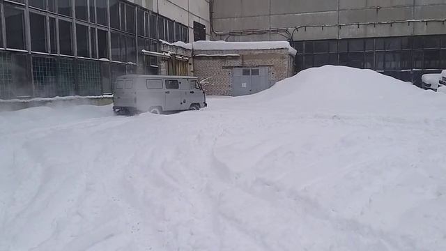 БУХАНКА В СНЕГУ смотреть онлайн