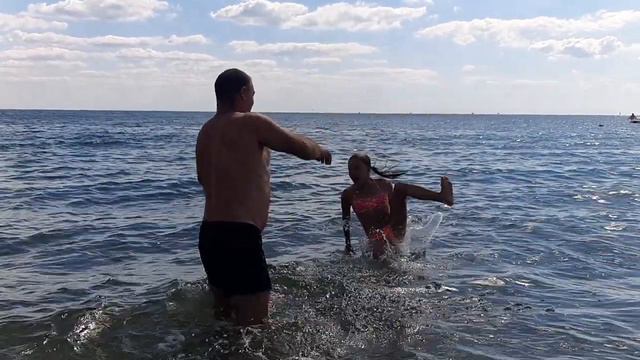 кидаю дочь в море