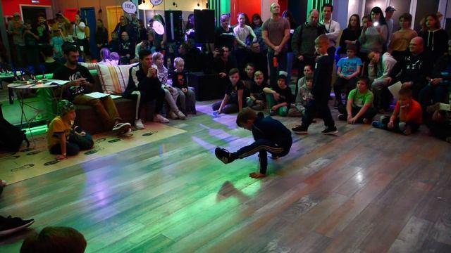 kids 1x1 breakdance - bboy Power Jet vs Atom - Most Dance Battle 2018 смотреть онлайн