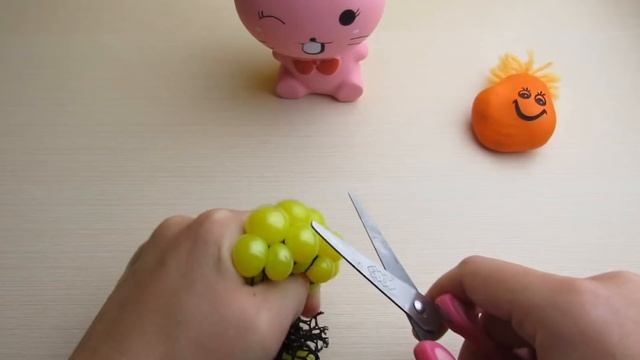 РЕЖЕМ АНТИСТРЕСС ИГРУШКИ | ЧТО ВНУТРИ СКВИШИ SQUISHY? смотреть онлайн